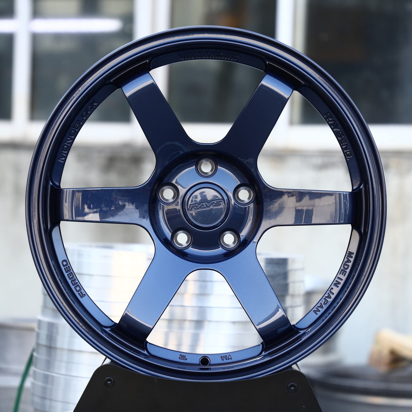 Porsche 911 wheels – Blue 6-Spoke (Rays-Style), front view