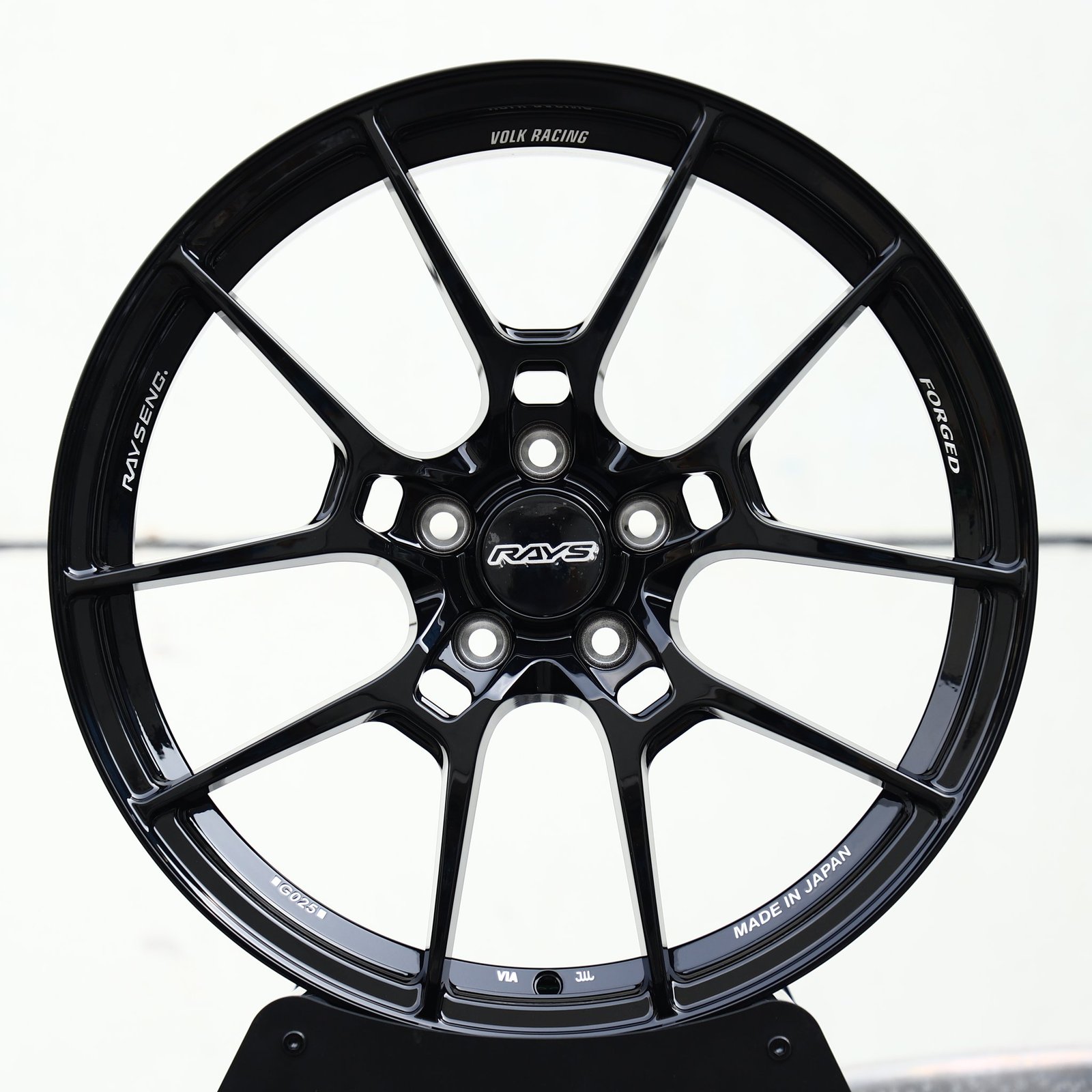 Porsche 911 wheels – Gloss Black 5 Y-Spoke (Rays-Style), front view