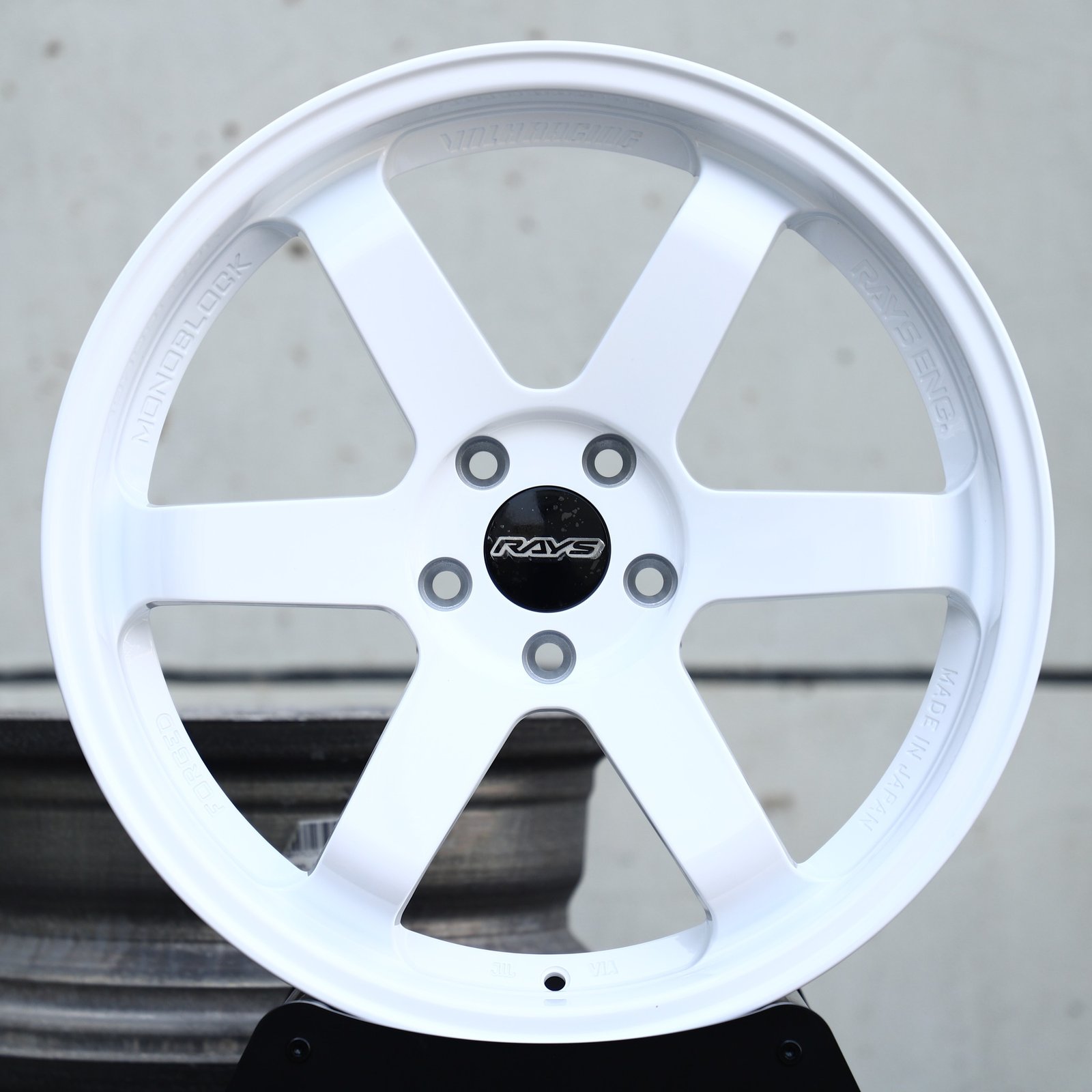 Porsche 911 wheels – Gloss White 6-Spoke (Rays-Style), front view