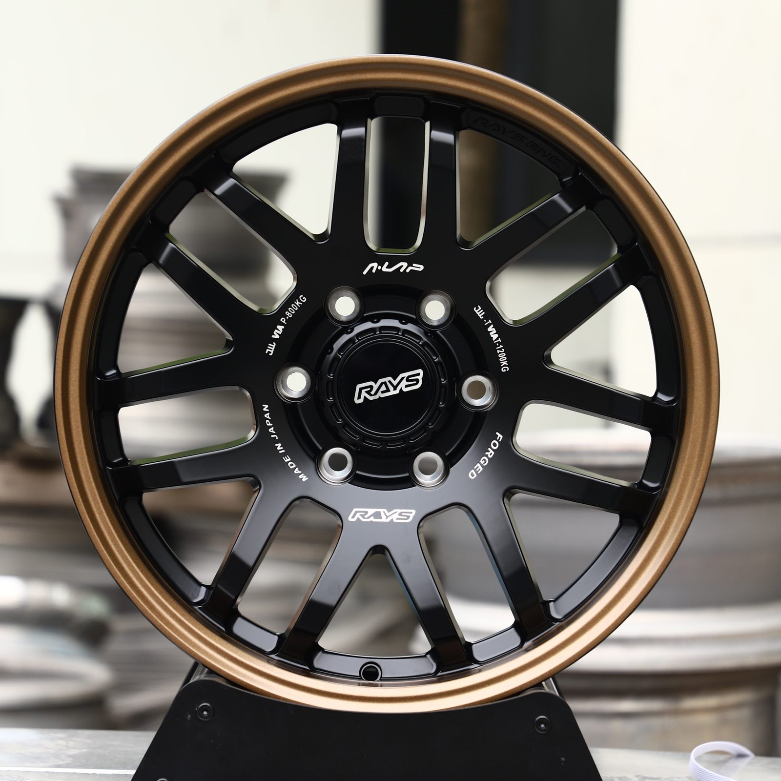 Ford F-150 wheels – Matte Black 12-Spoke Bronze Lip (Rays-Style), front view