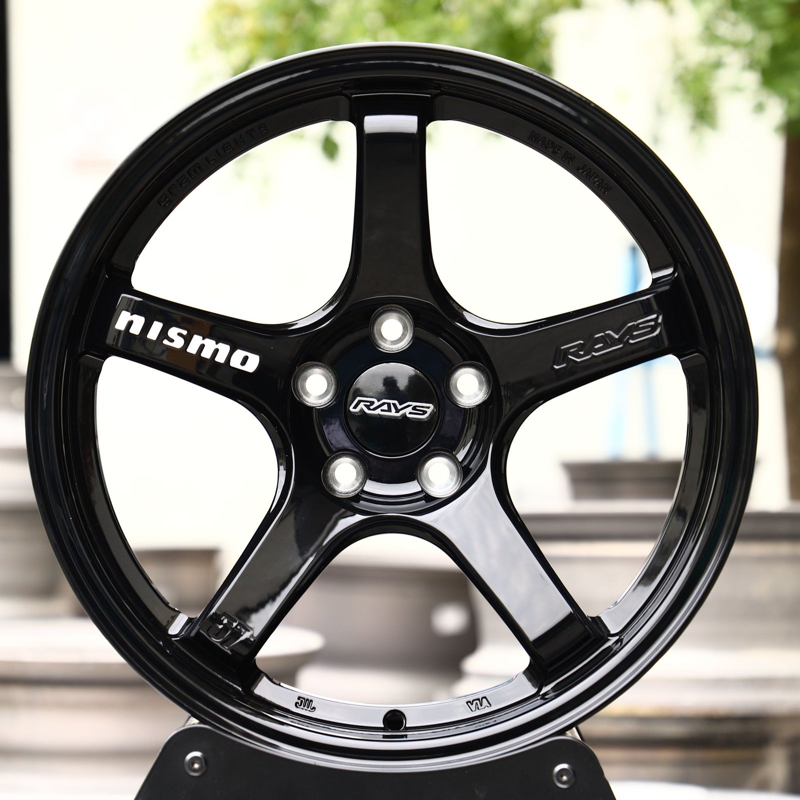 Nissan 370Z wheels – Rays Volk Racing Gloss Black 5-Spoke, front view