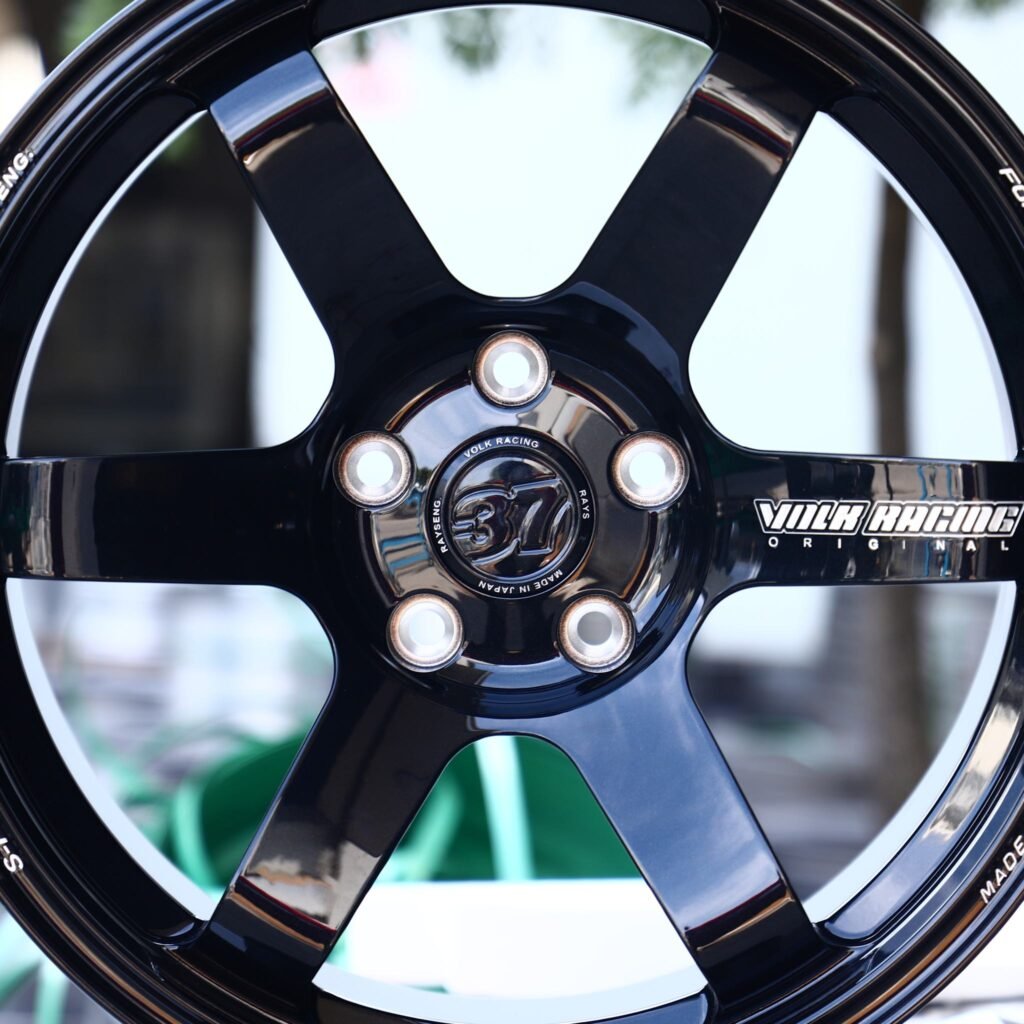 Nissan GT-R R35 wheels – Gloss Black 6-Spoke (Rays Volk Racing TE37-Style), lip and barrel detail