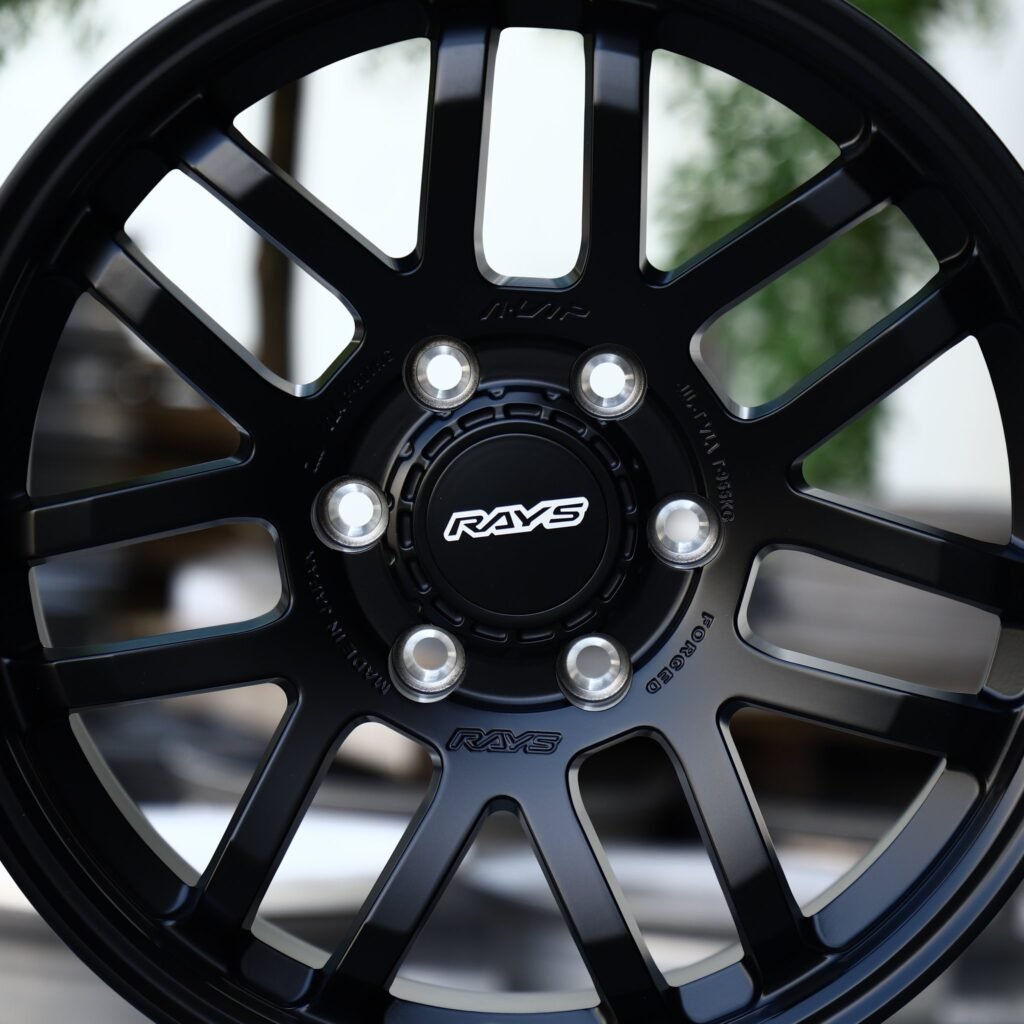 Chevrolet Silverado 1500 wheels – Rays Volk Racing Gloss Black 7 Y-Spoke Deep Lip, lip and barrel detail