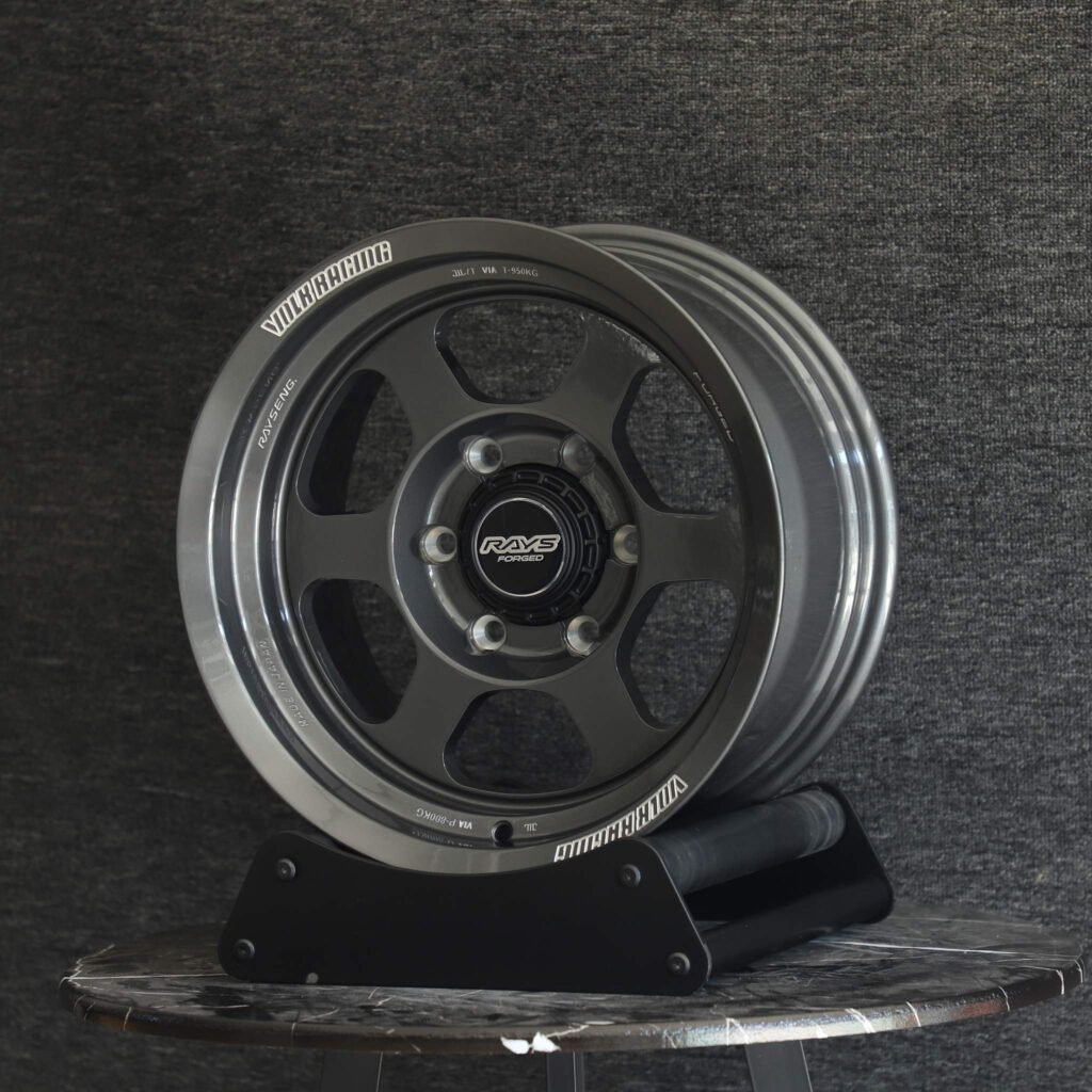Ford F-250 Super Duty wheels – Rays Volk Racing Gloss Black / Gunmetal Deep Lip, lip and barrel detail