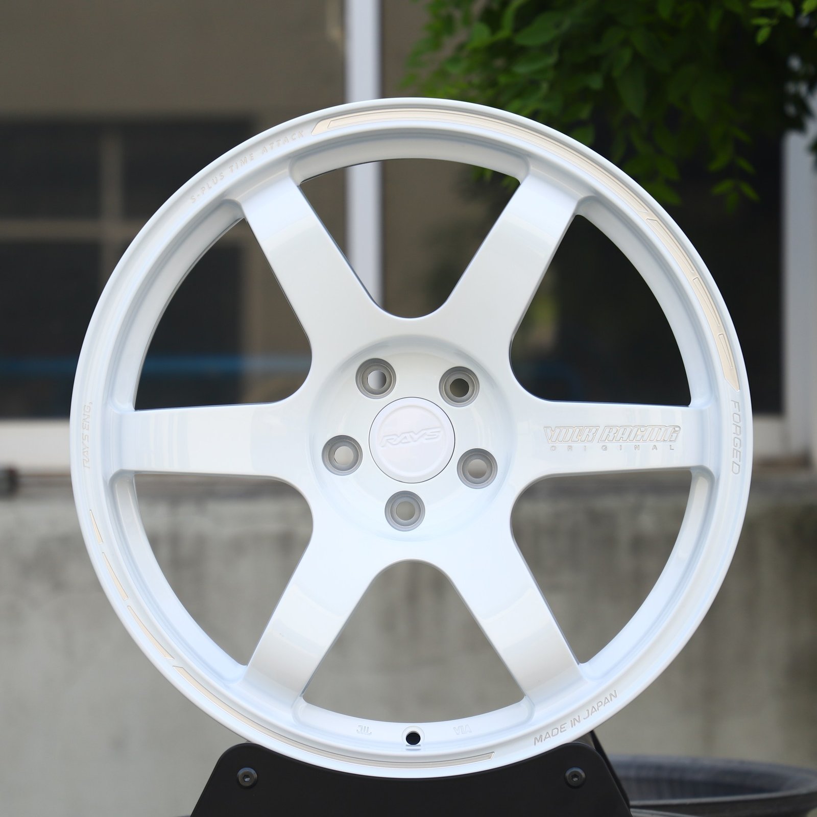 Toyota GR86 wheels – Gloss White 6-Spoke (Rays Volk Racing TE37-Style), front view