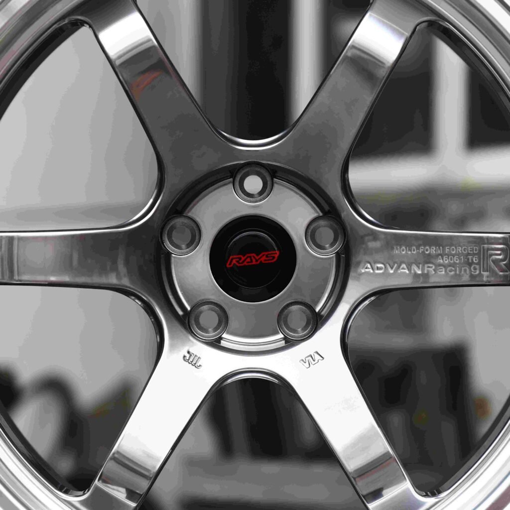 Nissan GT-R R35 wheels – Metallic Gray (Rays Volk Racing TE37-Style), lip and barrel detail