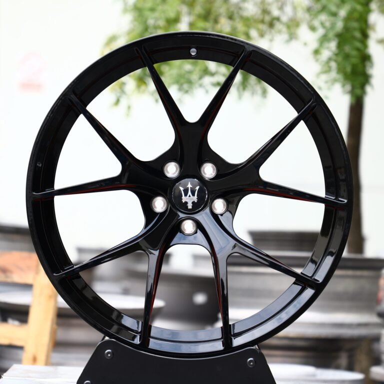 Maserati Ghibli wheels – Red / Black 5 Y-Spoke, front view