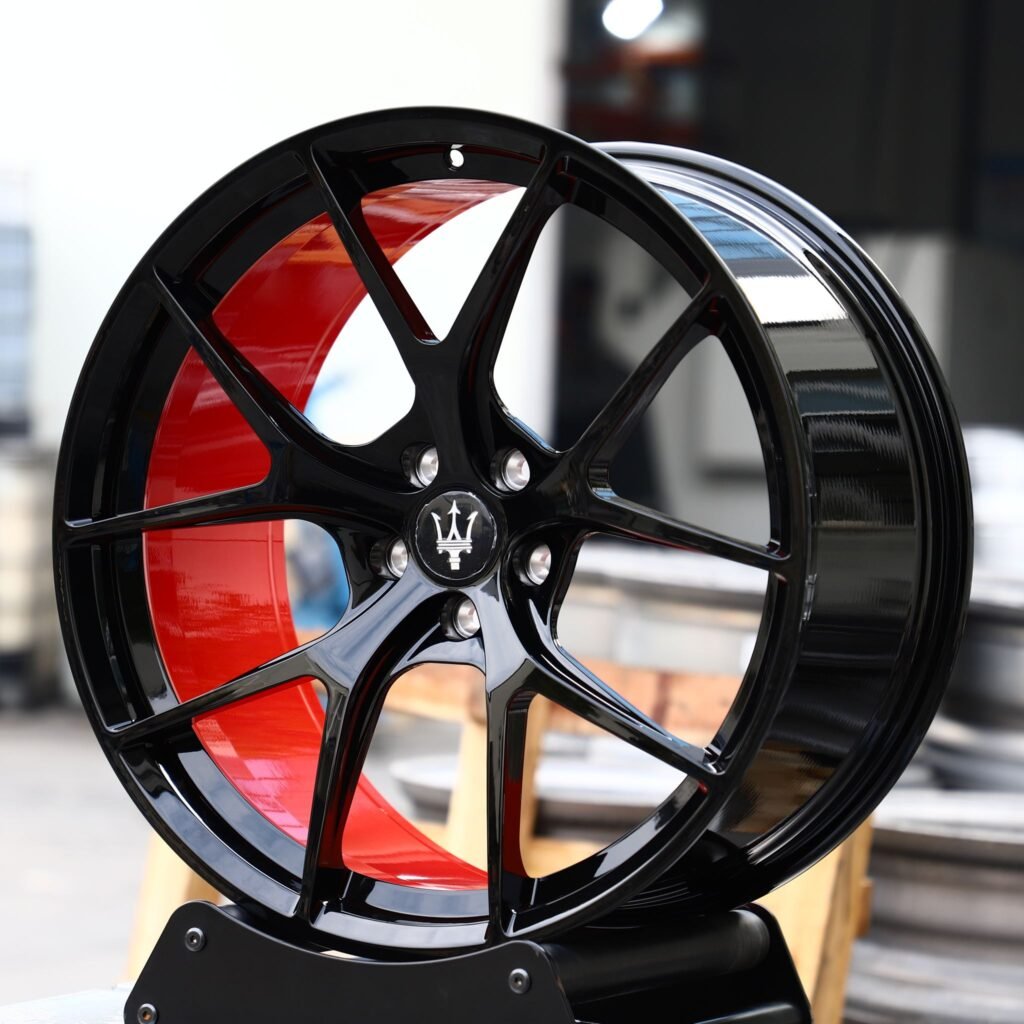 Maserati Quattroporte wheels – Red / Black 5 Y-Spoke, angled view