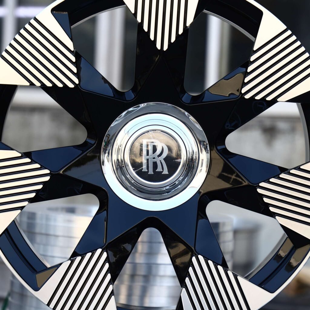 Rolls-Royce Ghost wheels – Gloss Black / Machined Directional Multi-Spoke (Rolls-Royce OEM-Style), lip and barrel detail