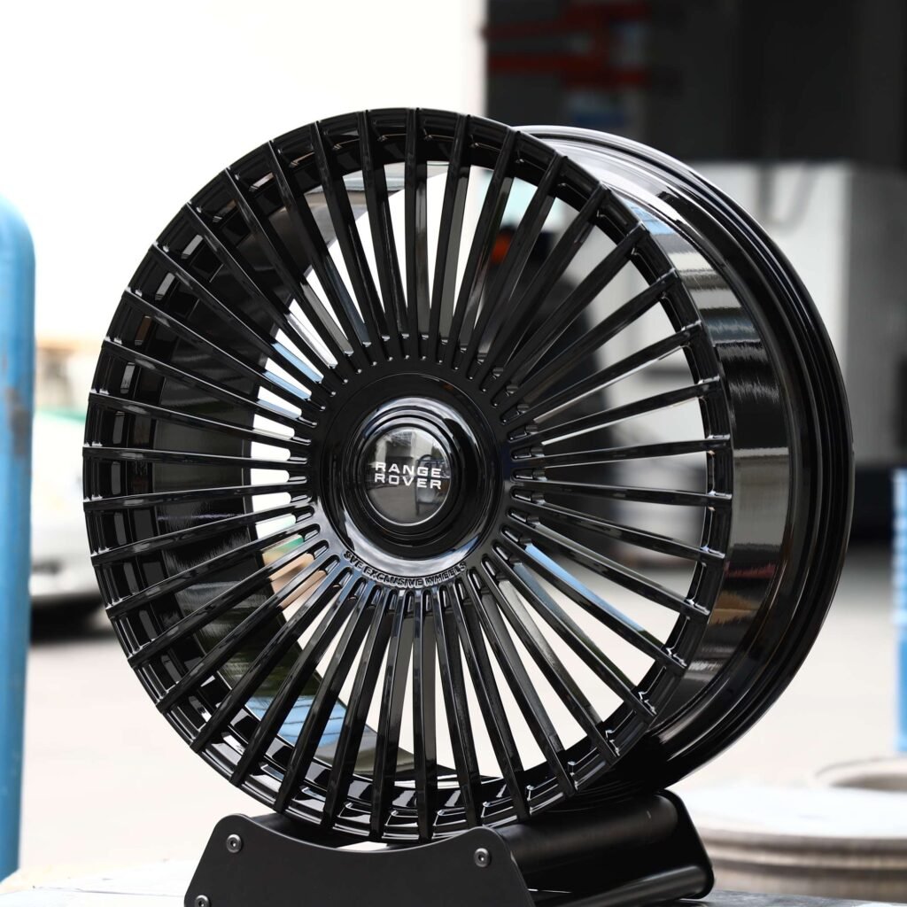 Rolls-Royce Cullinan wheels – Gloss Black Multi-Spoke, angled view