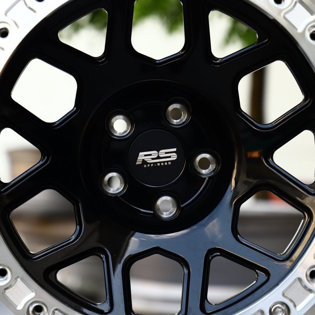 Jeep Gladiator wheels – RS -Style Gloss Black 10-Spoke Polished Beadlock (RS Off-Road-Style), lip and barrel detail