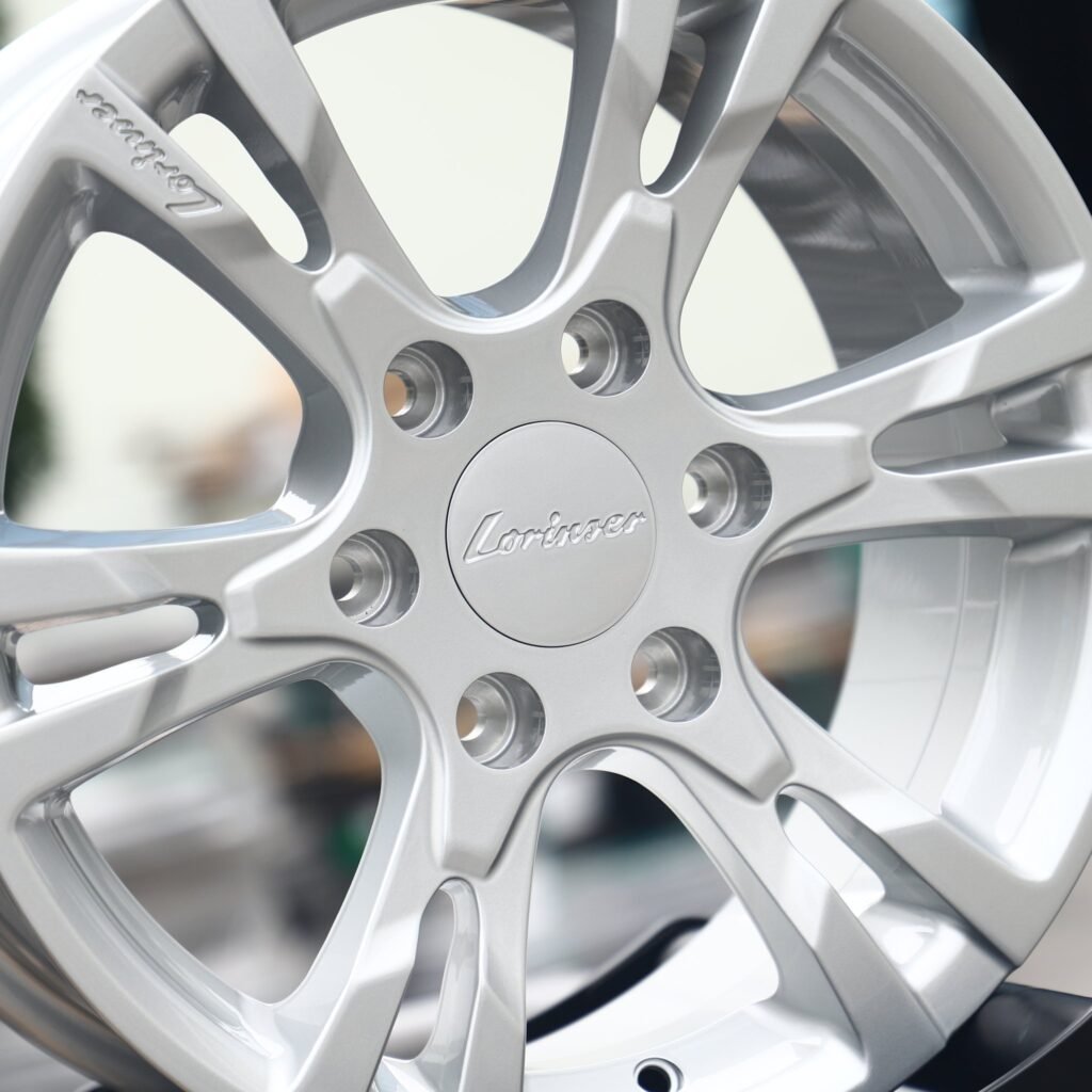 Chevrolet Silverado 1500 wheels – Silver / Bright Silver Custom, lip and barrel detail