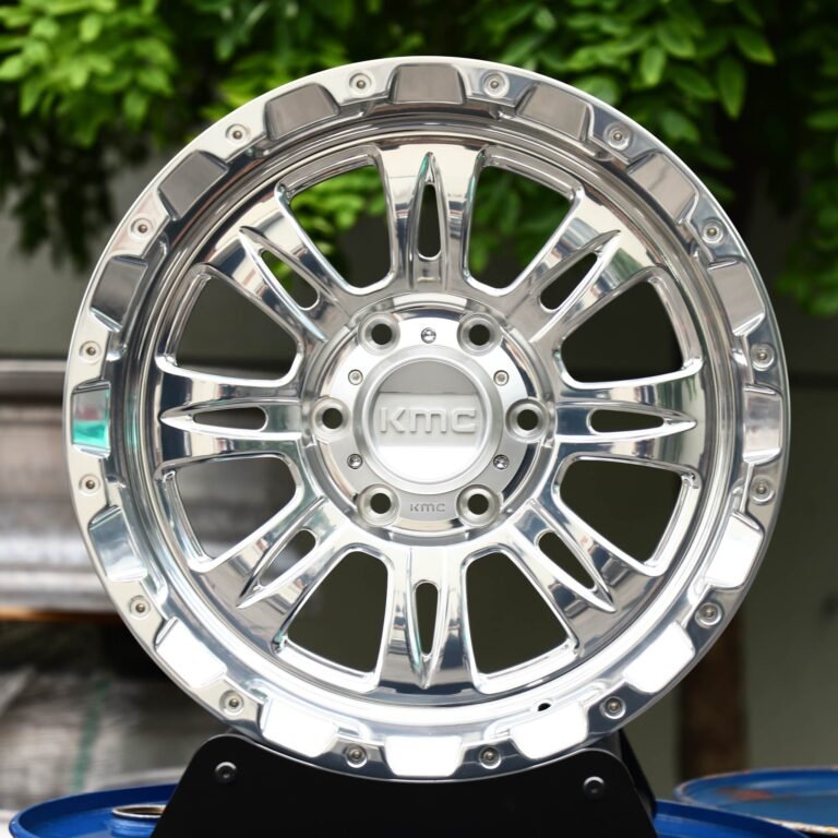 Toyota 4Runner wheels – Silver Deep Lip Exposed Bolt Detail, front view