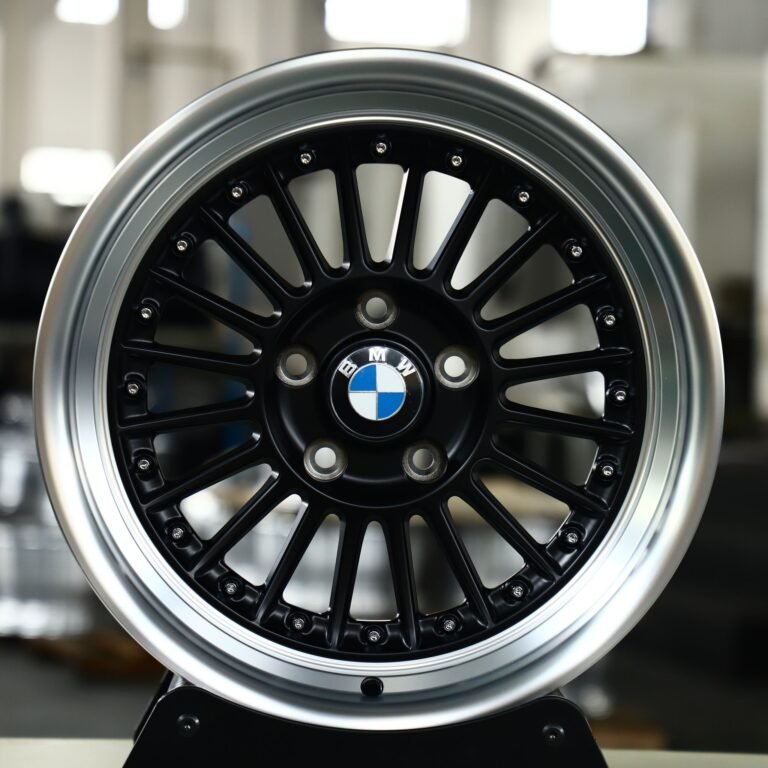Кованые диски на BMW M5 — Кованый диск двухсоставный, с глубокой полкой, глянцевый чёрный серебристый