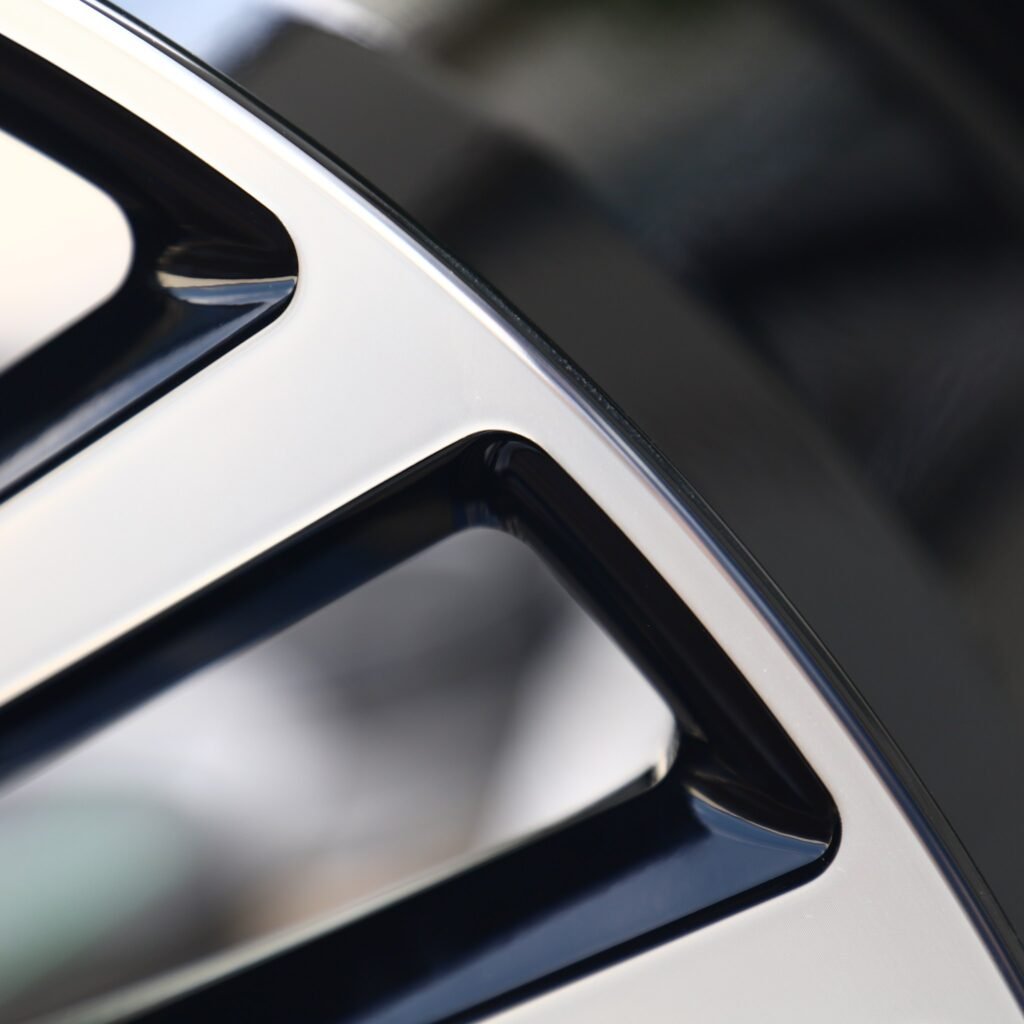 Jaguar F-Type wheels – Silver / Gloss Black Machined Face (Jaguar OEM-Style), lip and barrel detail