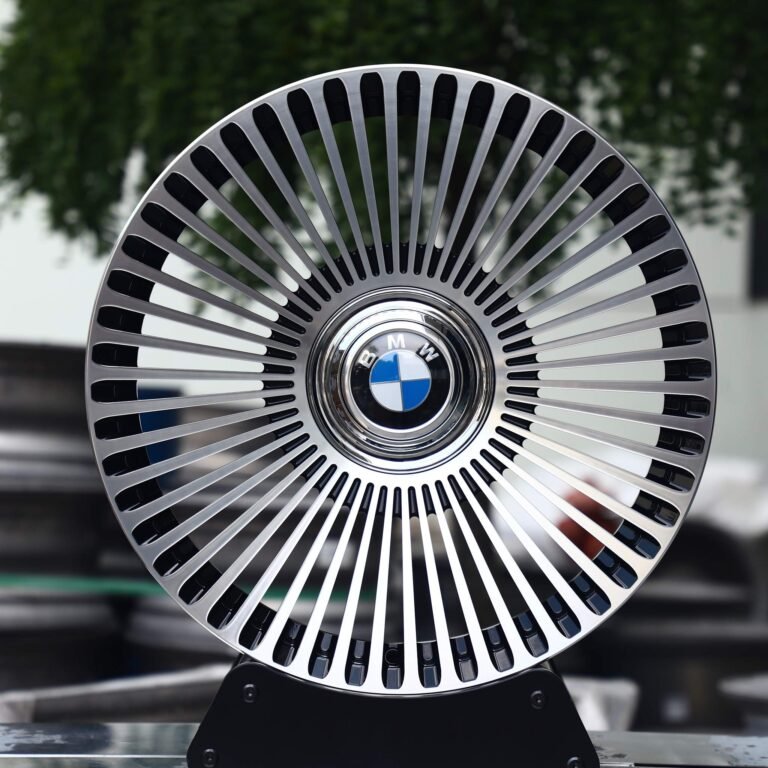 Кованые диски на BMW M5 — Кованый диск многоспицевый, глянцевый чёрный серебристый