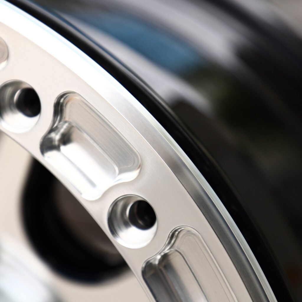 Chevrolet Silverado 1500 wheels – Silver / Gloss Black, lip and barrel detail