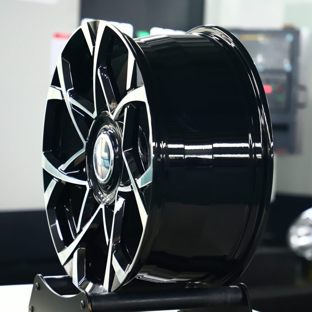 Li Auto L8 wheels – Silver / Gloss Black Split Machined Face, angled view