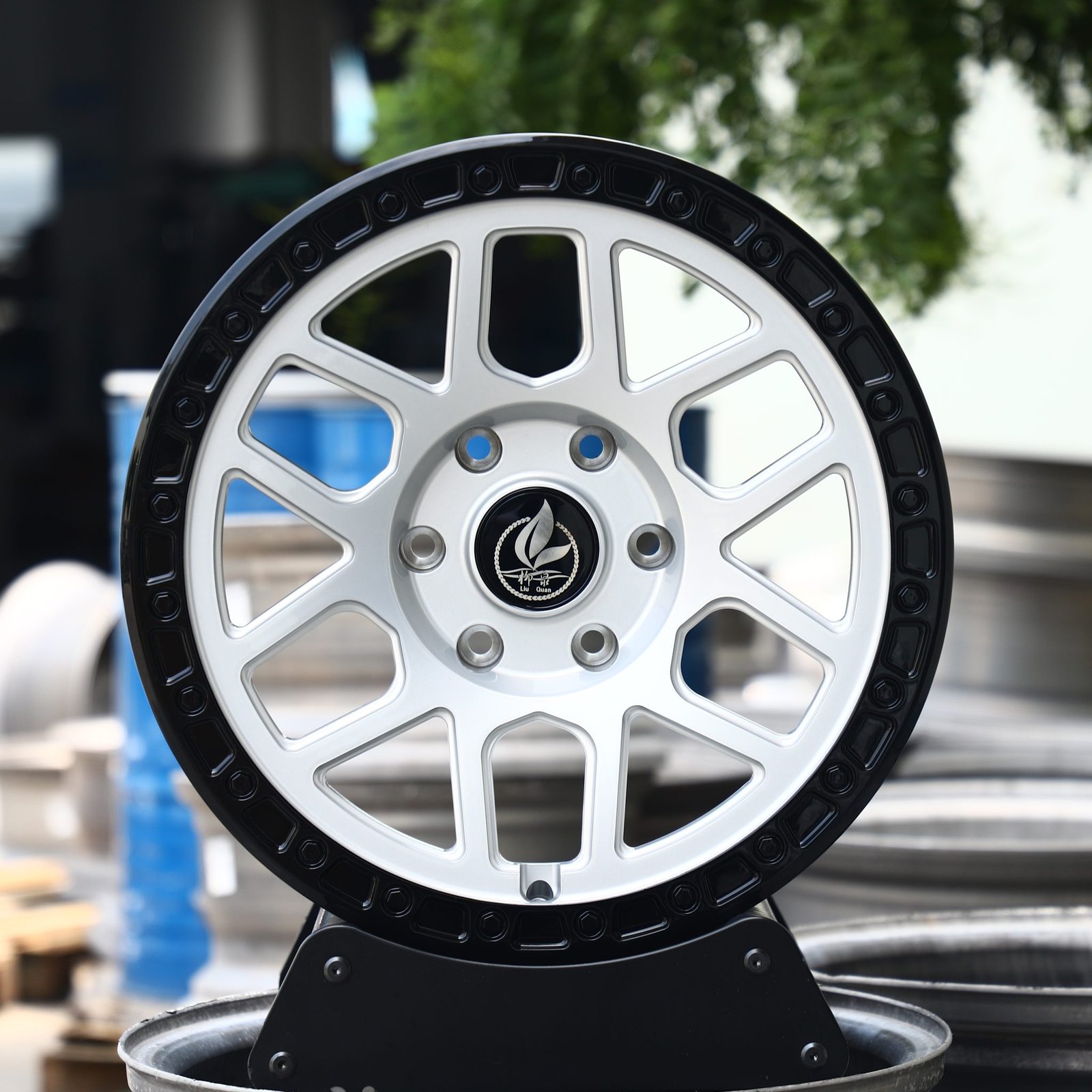 Toyota 4Runner wheels – Silver / Gloss White / Gloss Black Exposed Bolt Detail, front view