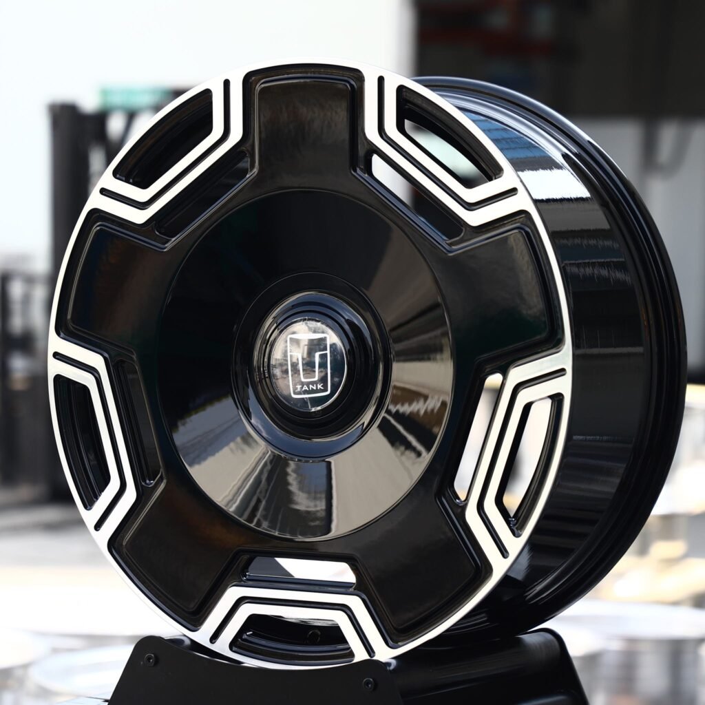Tank 500 wheels – Gloss Black Machined Full-Face (Tank OEM-Style), angled view