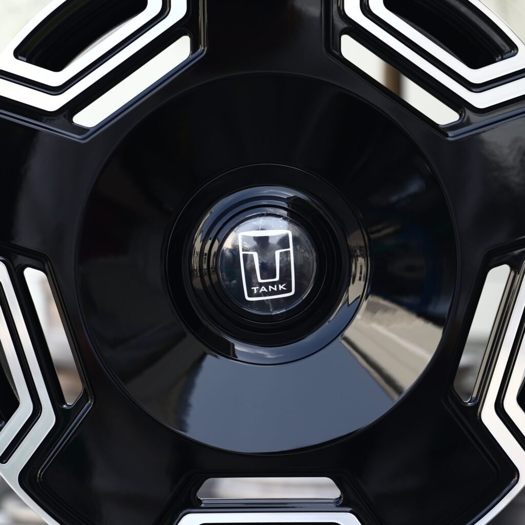 Tank 300 wheels – Gloss Black Machined Full-Face (Tank OEM-Style), lip and barrel detail