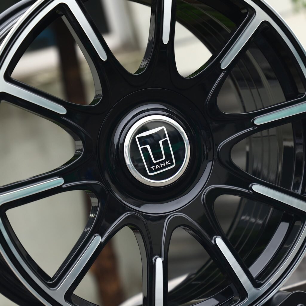 Tank 300 wheels – Gloss Black 10-Spoke, lip and barrel detail