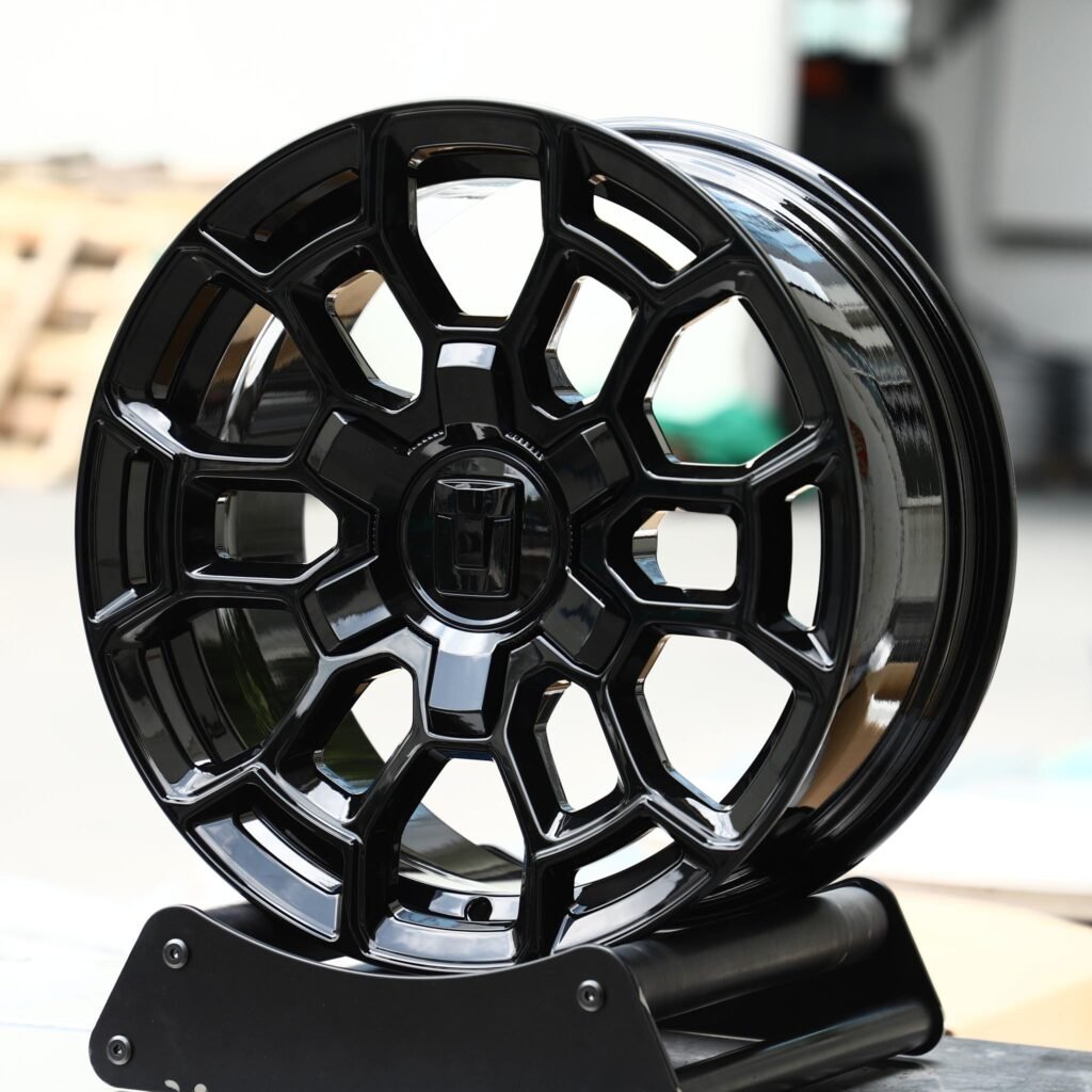 Tank 500 wheels – Gloss Black Petal, angled view