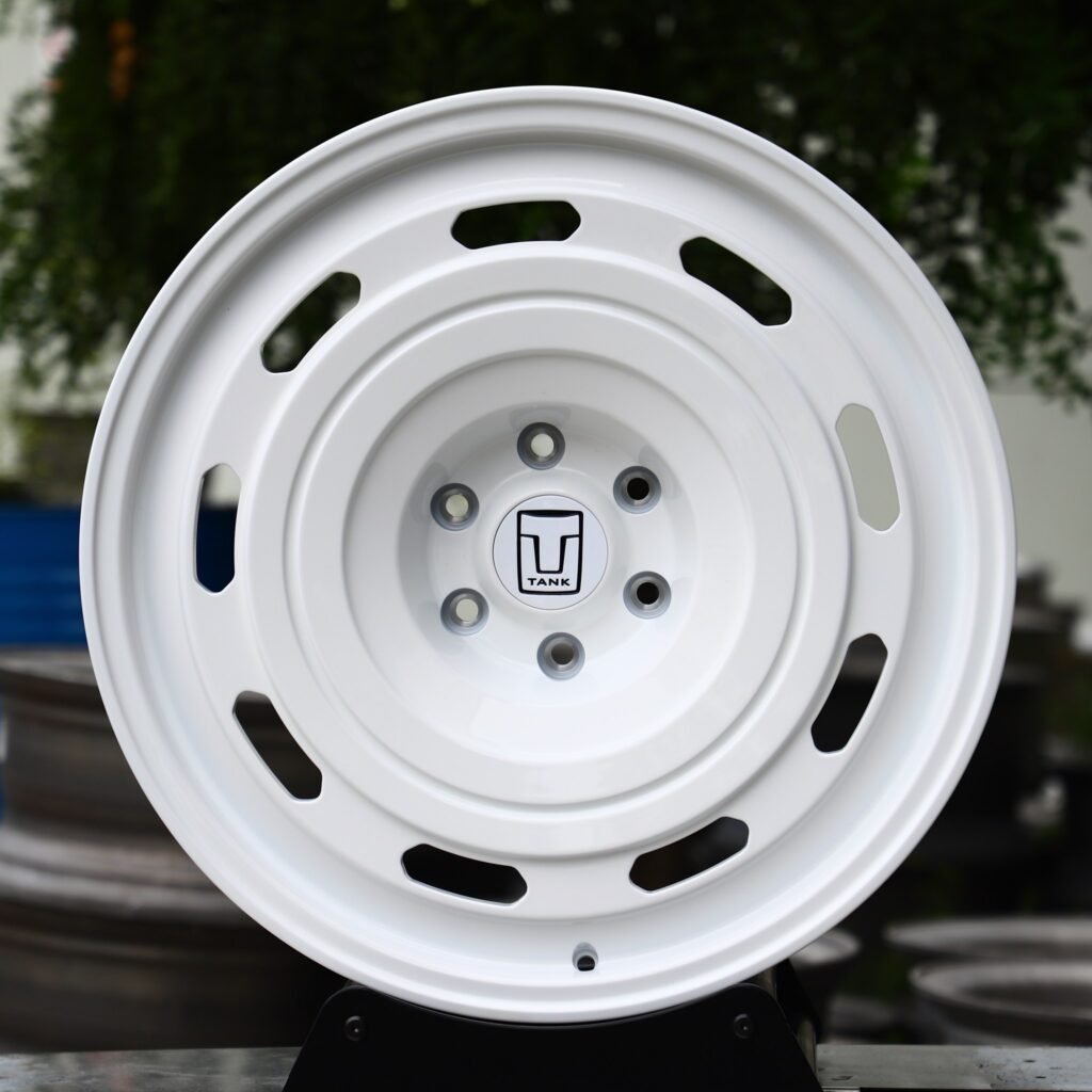 Tank 300 wheels – Gloss White Custom, front view