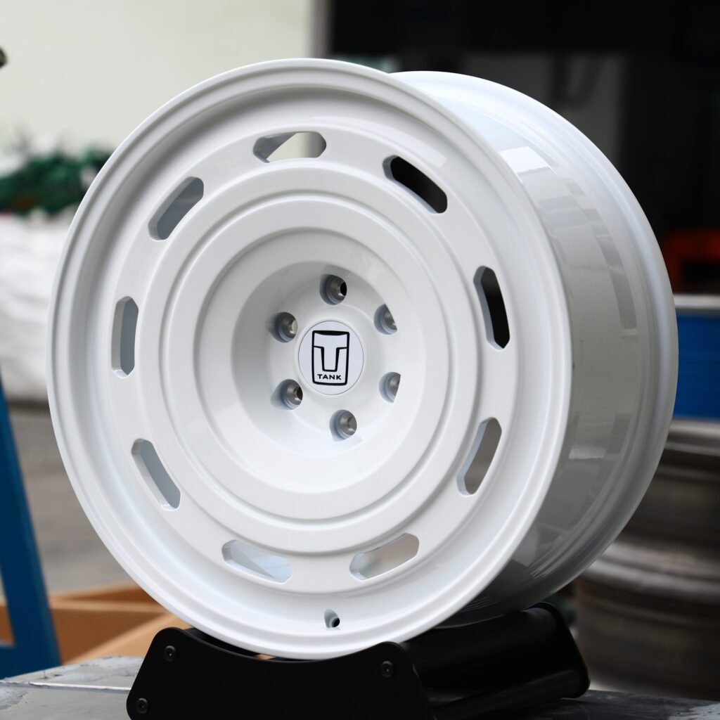 Tank 500 wheels – Gloss White Custom, angled view