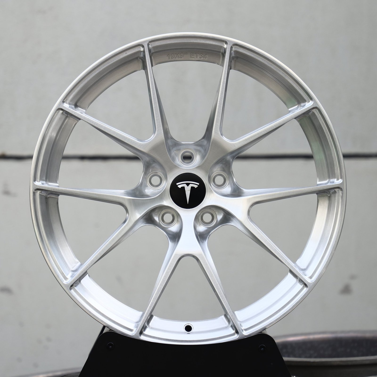 Tesla Model 3 wheels – Brushed Silver 5 Y-Spoke (Tesla OEM-Style), front view