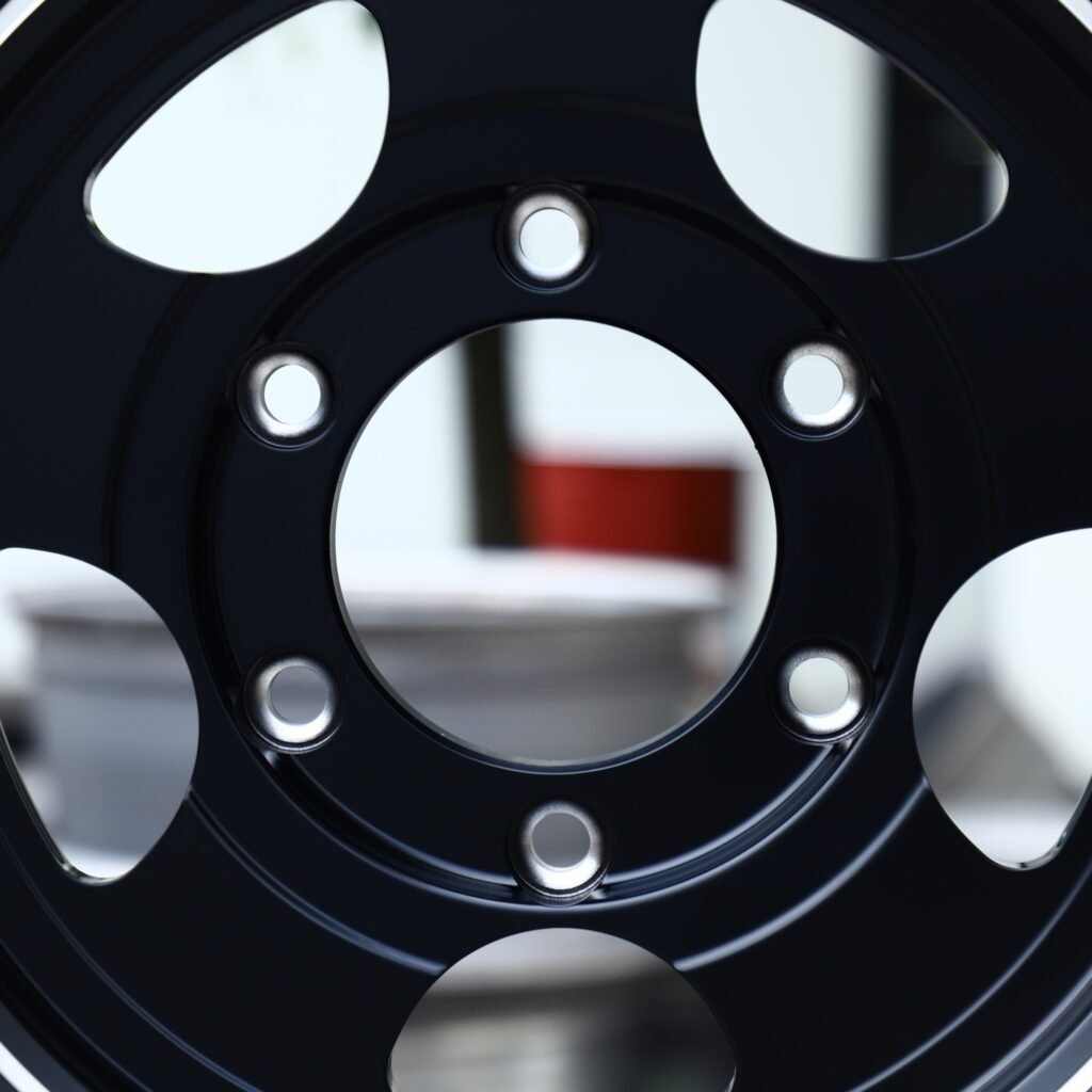 Chevrolet Silverado 1500 wheels – Matte Black 5-Window Dish Milled Lip, lip and barrel detail