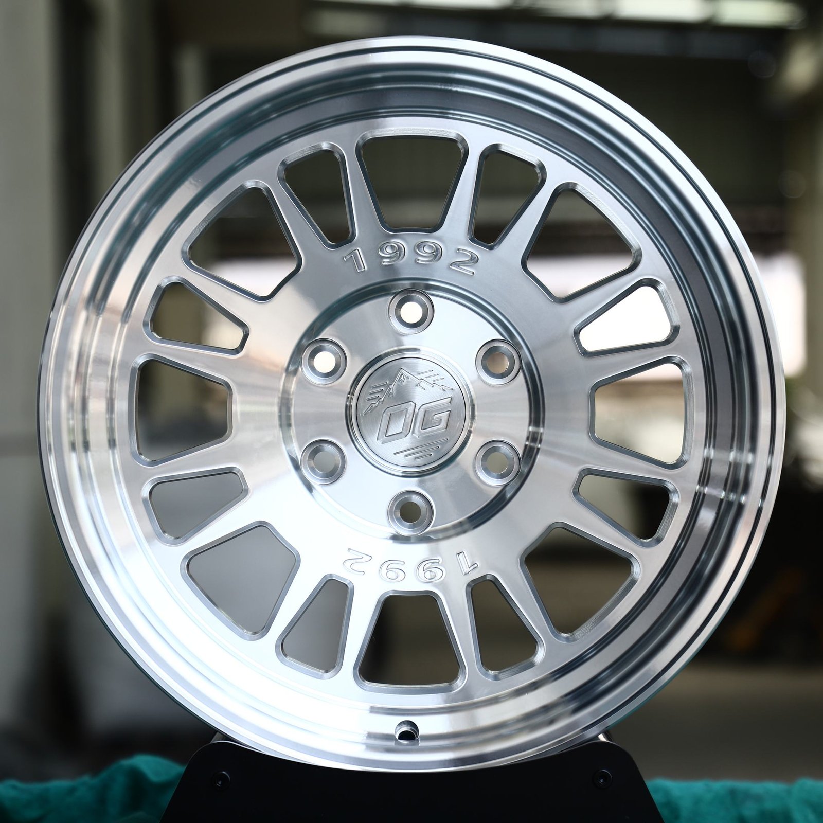 Toyota 4Runner wheels – Mirror Polished 15-Spoke, front view