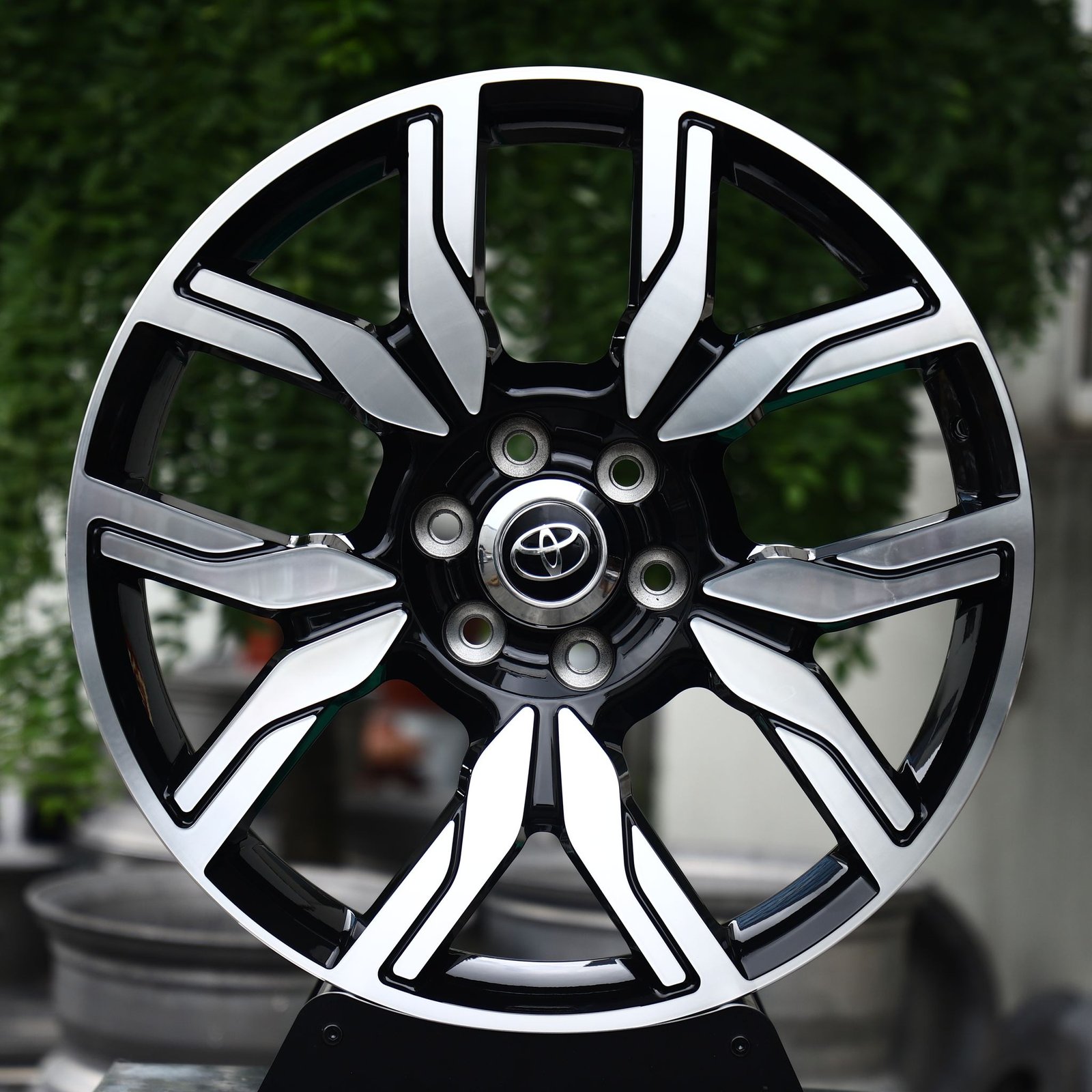 Toyota Tundra wheels – Gloss Black / Machined 5 Split-Spoke (Toyota OEM-Style), front view