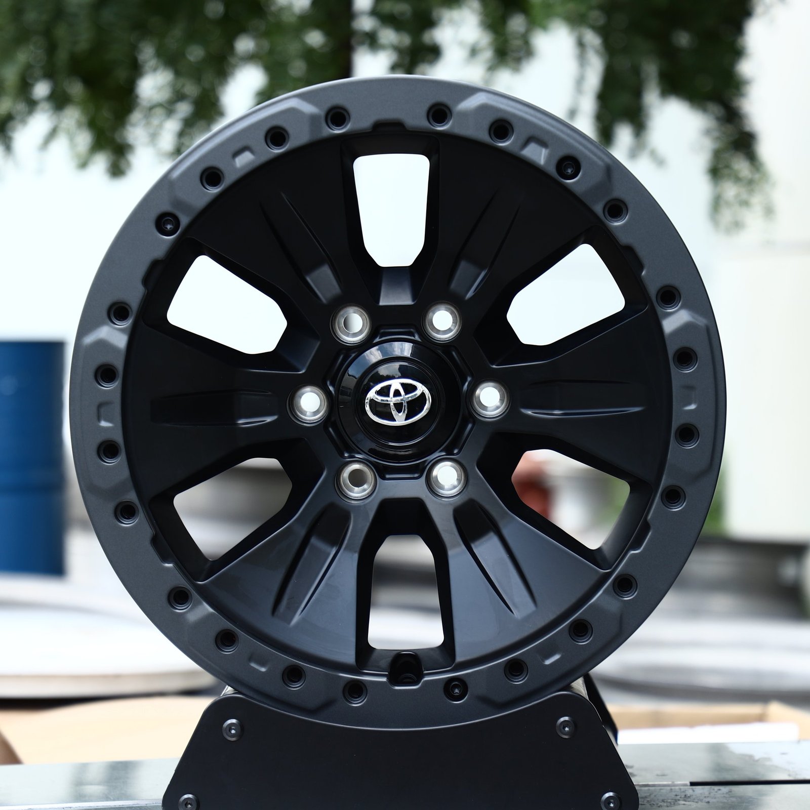 Toyota 4Runner wheels – Gloss Black / Gray, front view