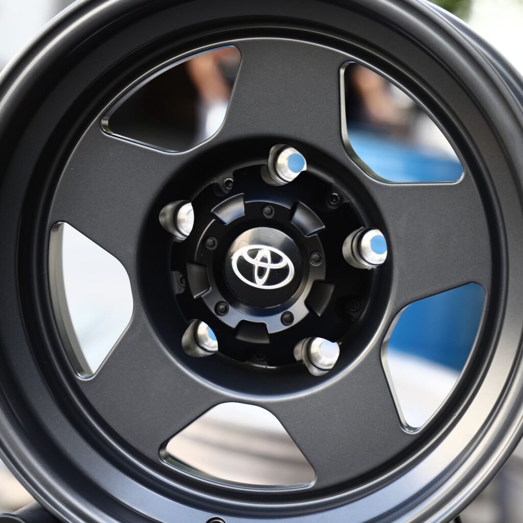 Chevrolet Silverado 1500 wheels – Gray Deep Lip, lip and barrel detail
