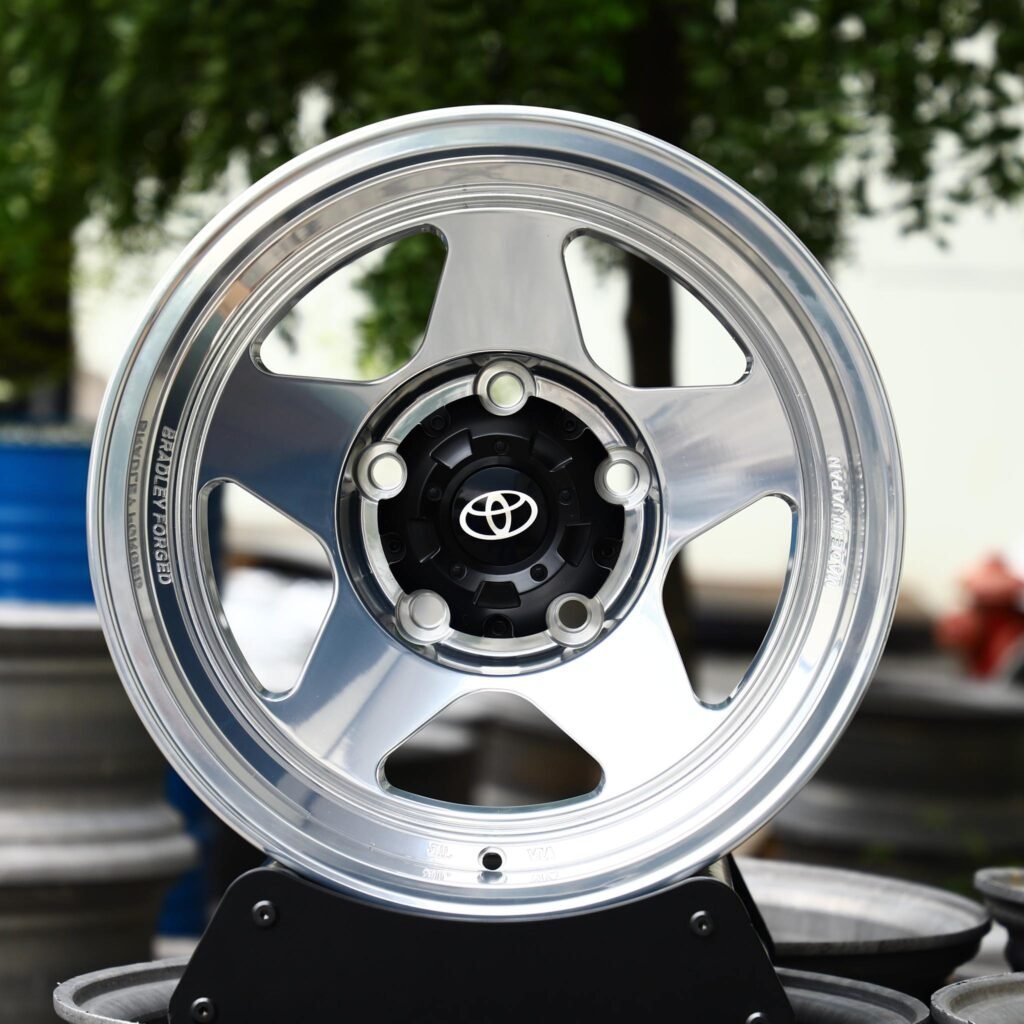 Toyota 4Runner wheels – Silver Deep Lip Polished, front view