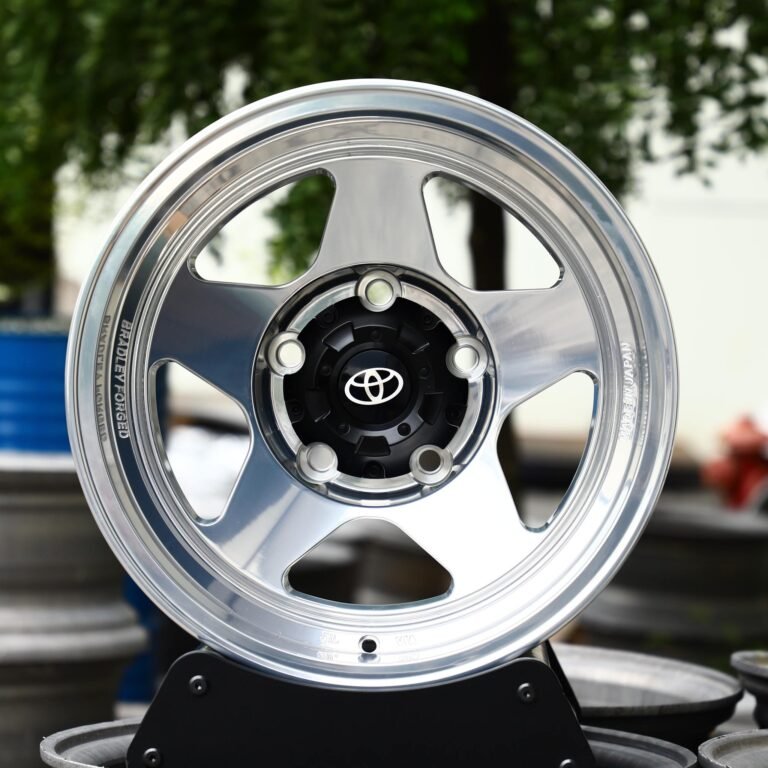 Toyota 4Runner wheels – Silver Deep Lip Polished, front view