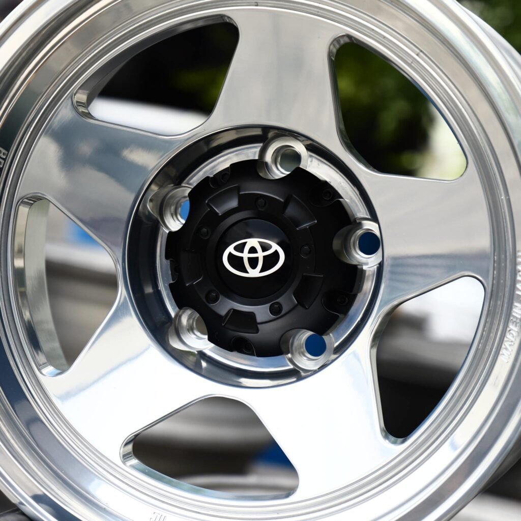 Chevrolet Silverado 1500 wheels – Silver Deep Lip Polished, lip and barrel detail