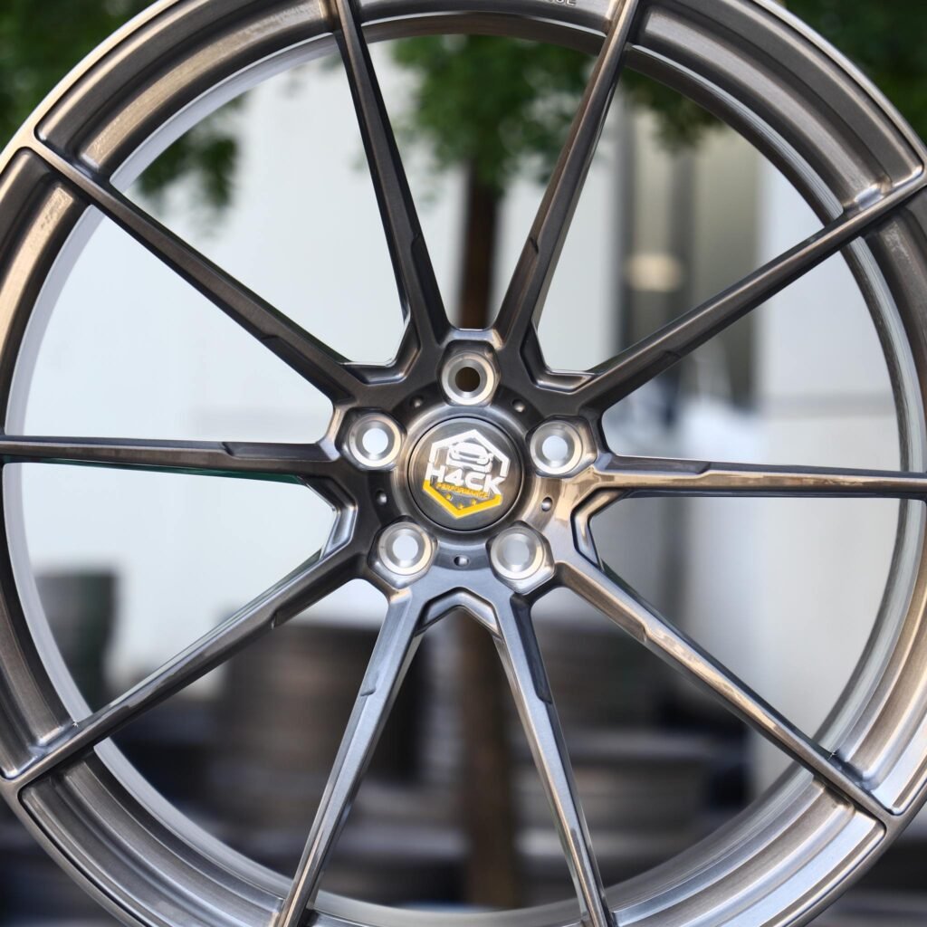 Lamborghini Urus wheels – Transparent Gray 10-Spoke, lip and barrel detail