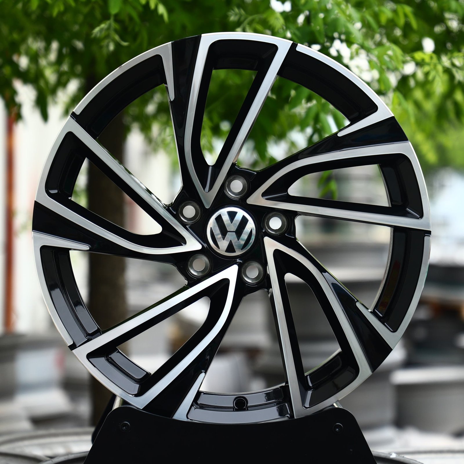 Volkswagen Golf wheels – Gloss Black Machined Directional (Volkswagen OEM-Style), front view