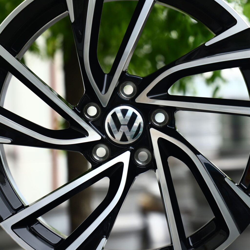 Volkswagen Golf wheels – Gloss Black Machined Directional (Volkswagen OEM-Style), lip and barrel detail