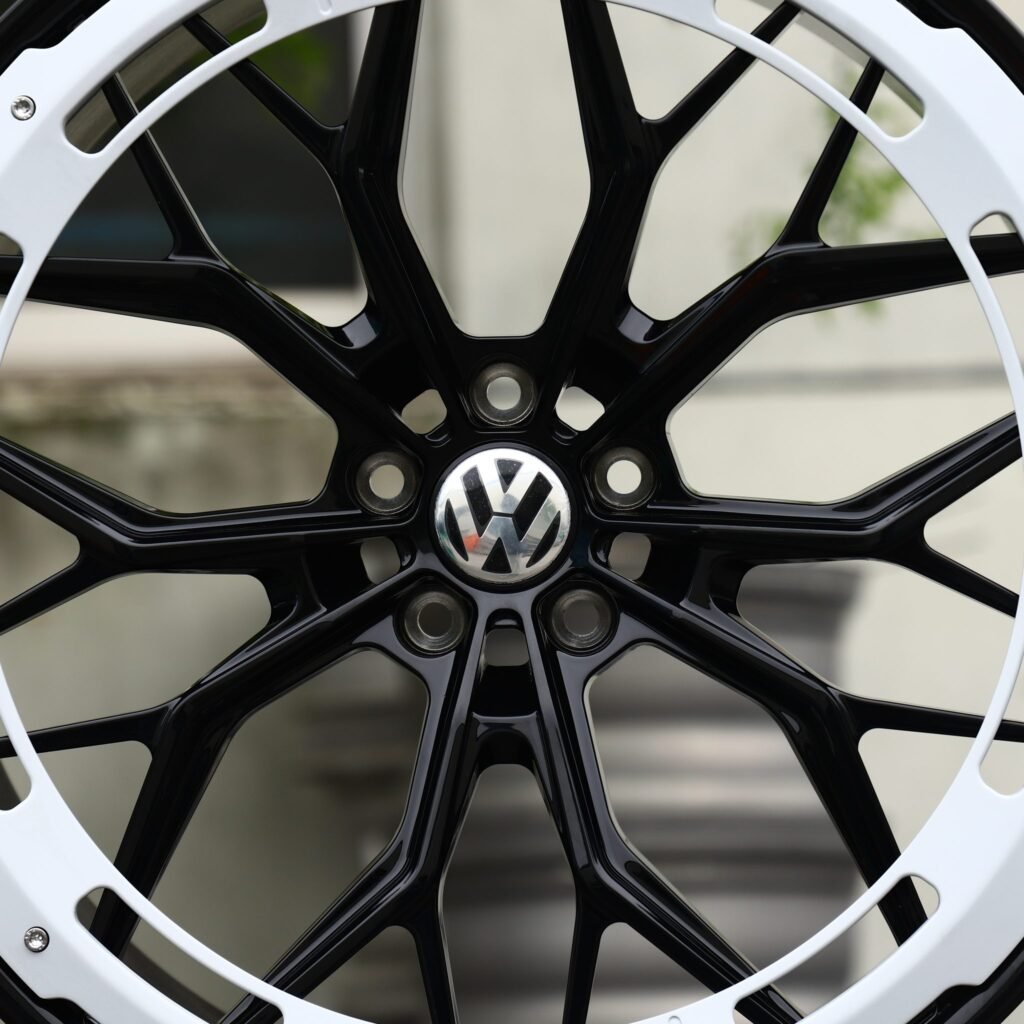 Volkswagen Golf wheels – Gloss Black Mesh White Ring Lip (Volkswagen OEM-Style), lip and barrel detail