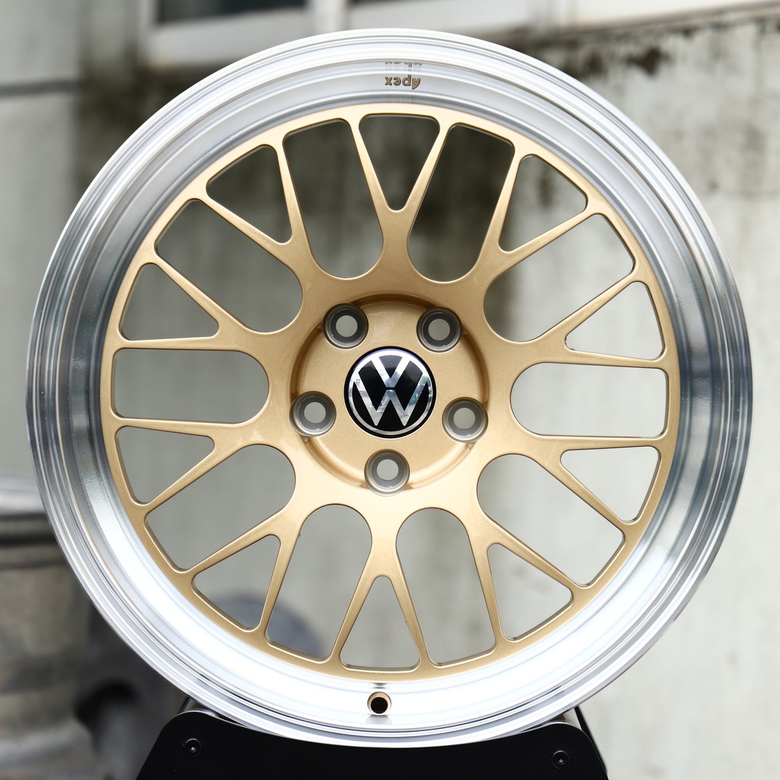 Volkswagen Golf wheels – Gold Mesh Polished Lip (Volkswagen OEM-Style), front view
