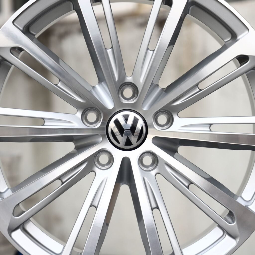 Volkswagen Golf wheels – Hyper Silver 10-Spoke (Volkswagen OEM-Style), lip and barrel detail