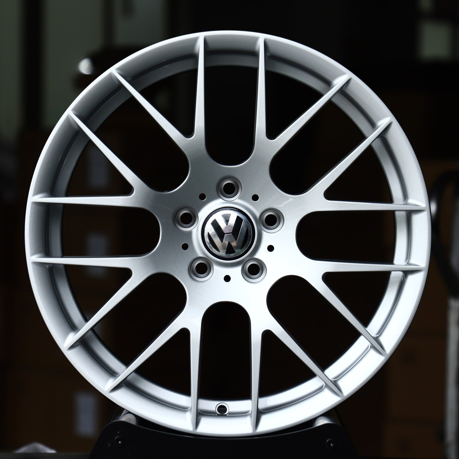 Volkswagen Golf wheels – Hyper Silver Mesh (Volkswagen OEM-Style), front view