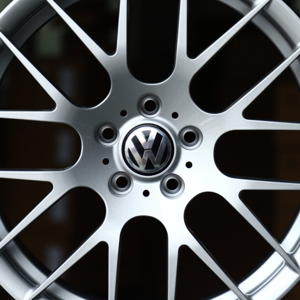 Volkswagen Golf wheels – Hyper Silver Mesh (Volkswagen OEM-Style), lip and barrel detail