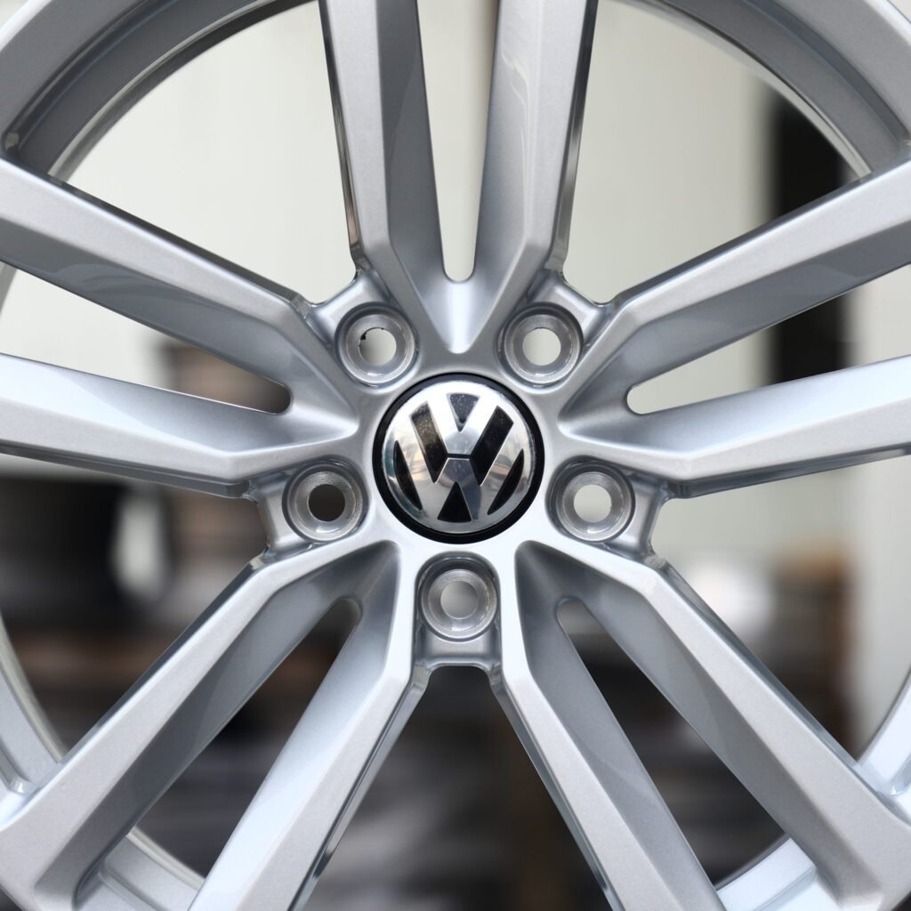 Volkswagen Golf wheels – Brushed Silver 5 Twin-Spoke (Volkswagen OEM-Style), lip and barrel detail