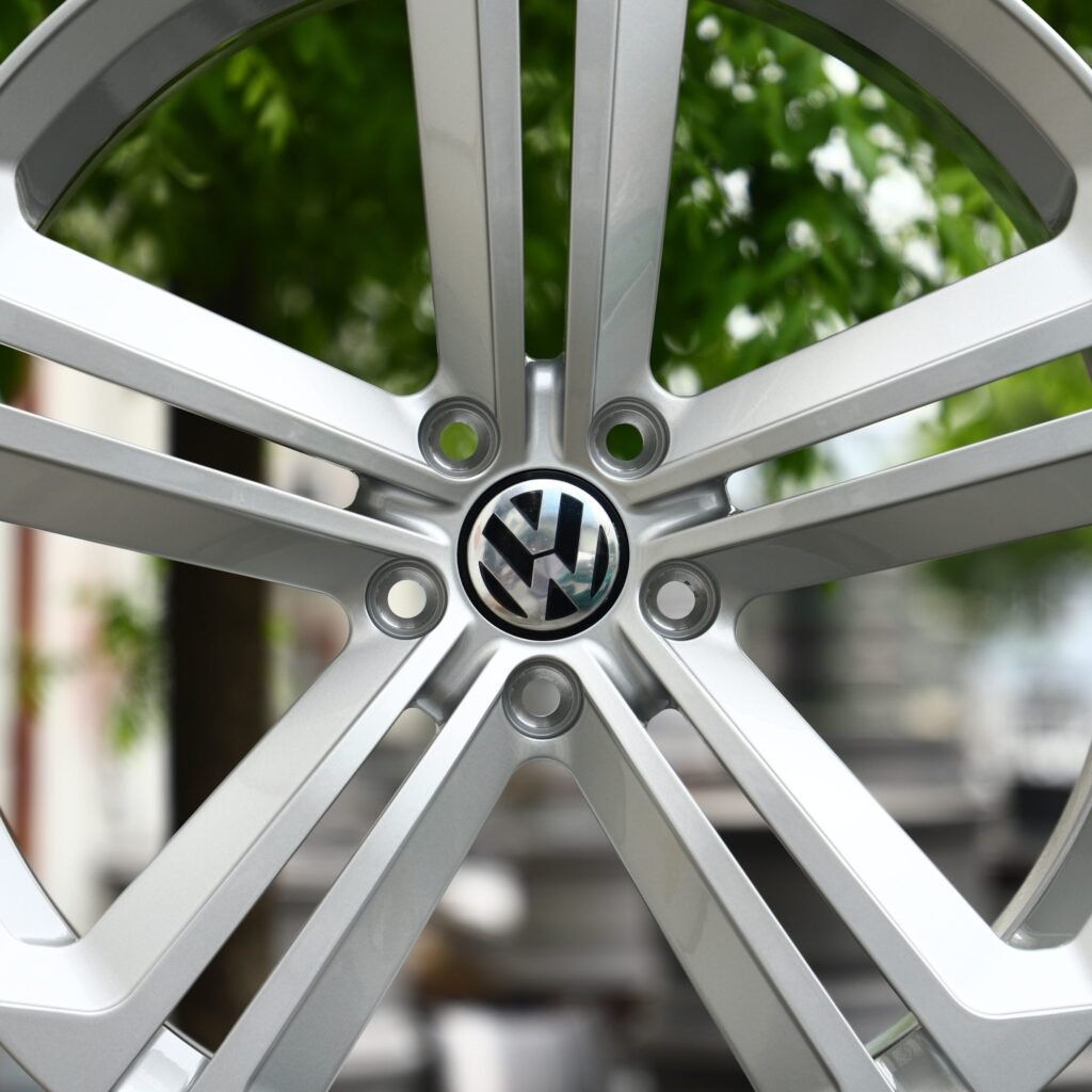 Volkswagen Golf wheels – Hyper Silver Twin 5-Spoke (Volkswagen OEM-Style), lip and barrel detail