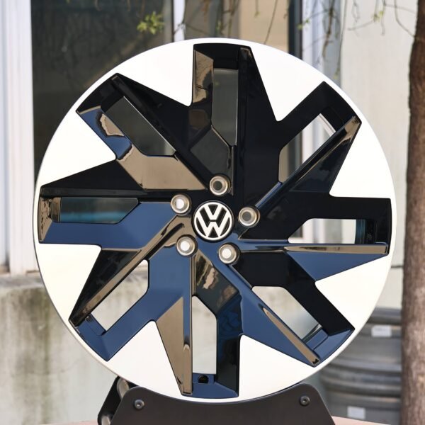 Volkswagen Passat wheels – Black / Polished 5-Spoke Machined Face, front view