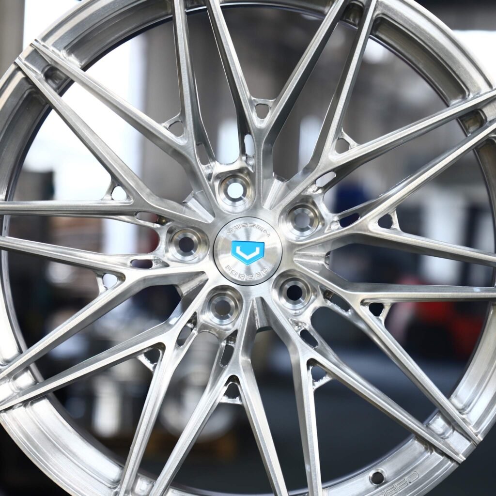 Ford Mustang S550 wheels – 10 Y-Spoke Side-Milled Mirror Milled (Vossen HF-7-Style), lip and barrel detail